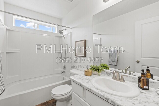 Building Photo - 1812 W Parkview Dr