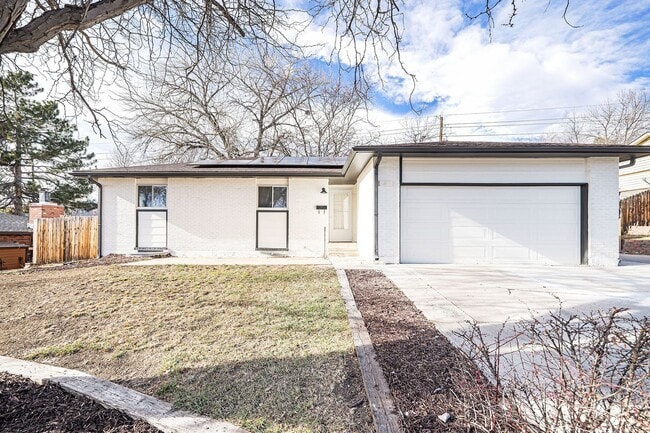 Building Photo - Spacious 3-Bedroom Upper Unit with Garage & Private Yard