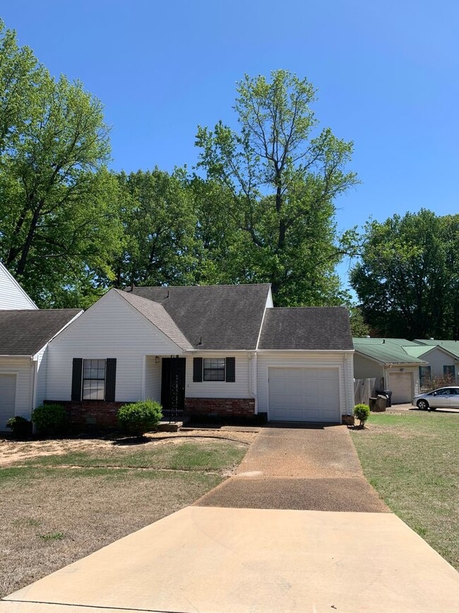 Building Photo - 1707 Wembleton Dr