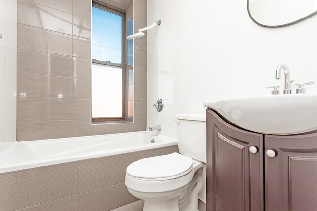 Building Photo - Furnished room/NOT APARTMENT