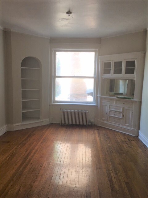 Building Photo - 2204 W Berteau Ave