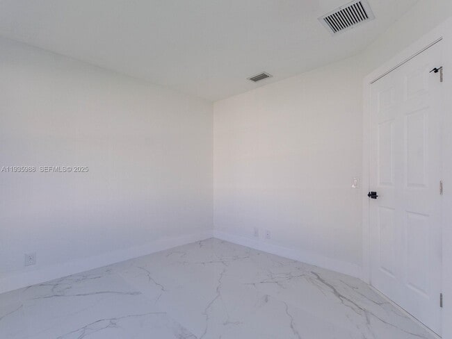 Building Photo - 381 Cameron Dr