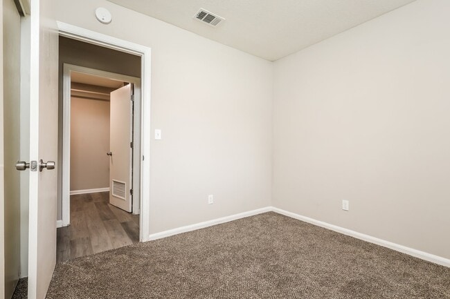 Building Photo - 904 Kirkland Dr