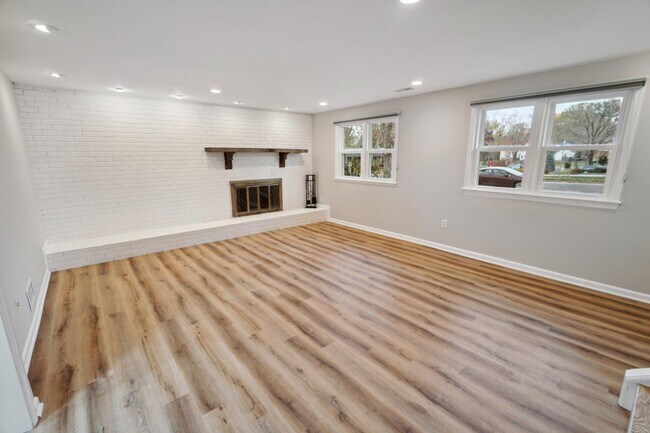Building Photo - 1710 Palm Springs Dr
