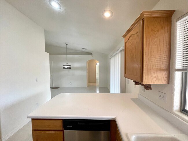 Building Photo - Nice 3 Bedroom 2 Bath Home in Chaparral Mesa!