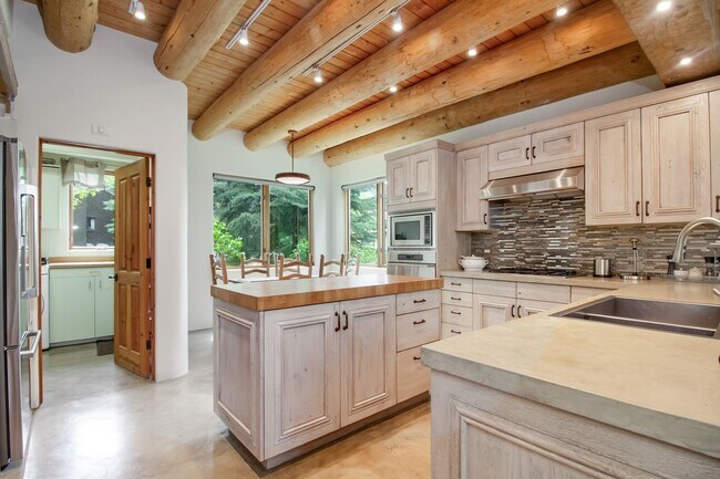 Building Photo - Sun Valley Home, Fully Furnished and Move-in Ready