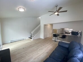 Building Photo - Well maintained 2 bed, 1.5 Bath Townhouse in West Anchorage!