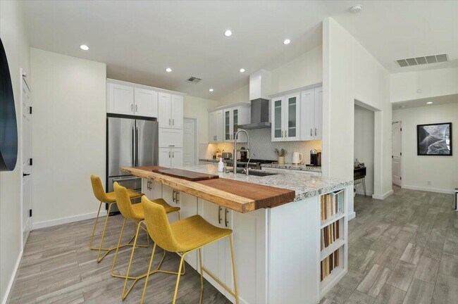 Building Photo - 54990 Avenida Madero