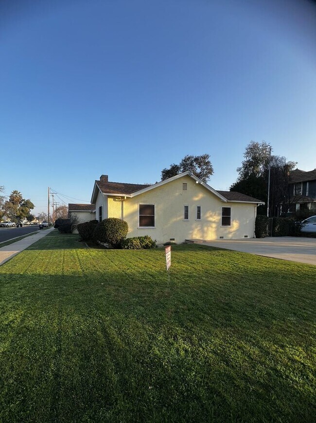 Building Photo - 800 N West St