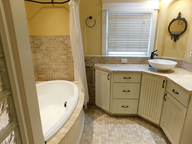 Building Photo - LARGE 3 bed 2 bath home in downtown GJ!!!!