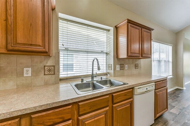 Building Photo - 9127 Willow Crossing Dr