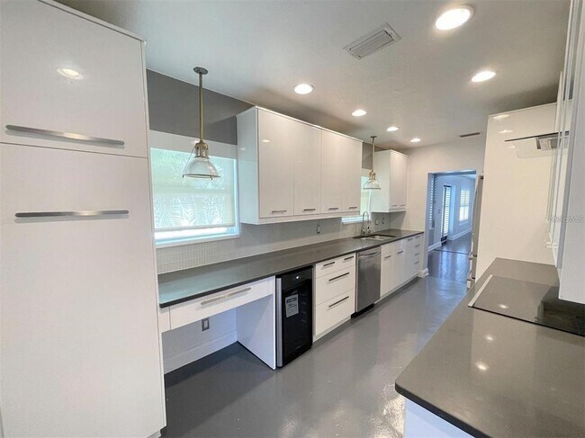 Building Photo - 3903 W Corona St