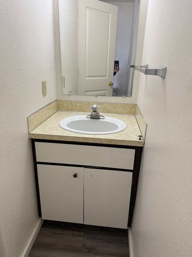 Building Photo - NE Bend 2bed/1.5bath Townhome Near St Charles with Garage