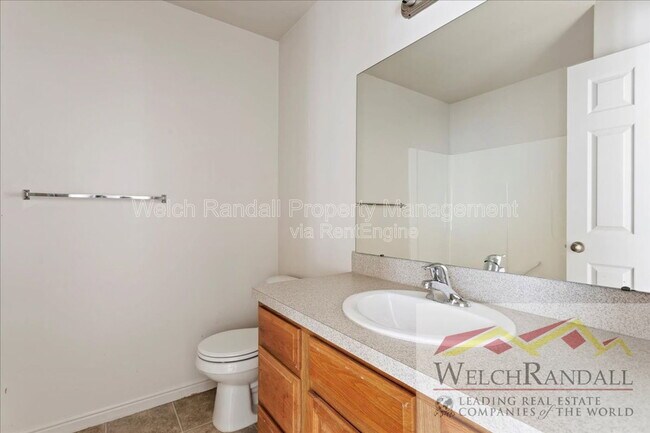 Building Photo - 1213 N Orchard Ave