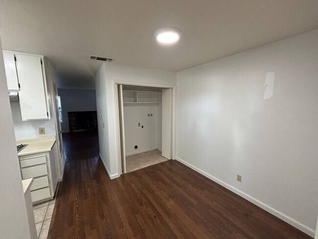 Building Photo - Rosemont Condo - Spacious & Updated 2-Bed, 1-Bath Condo with In-Unit Laundry!