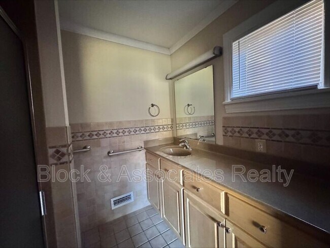 Building Photo - 711 N Fayetteville St