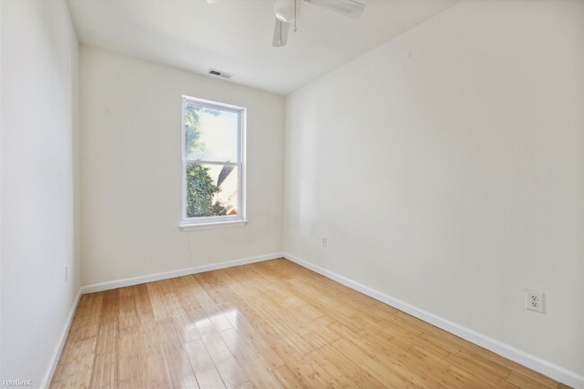 Building Photo - 4 br, 2 bath Triplex - 1708 N 18TH ST Unit...