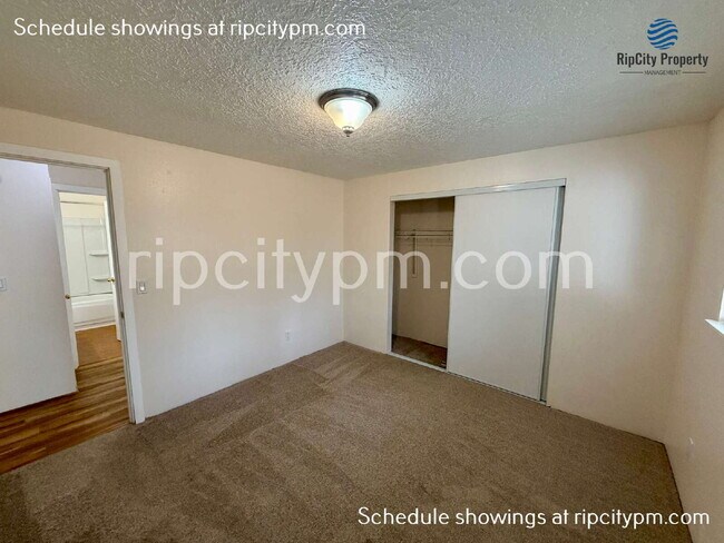 Building Photo - 11837 SE Gladstone St