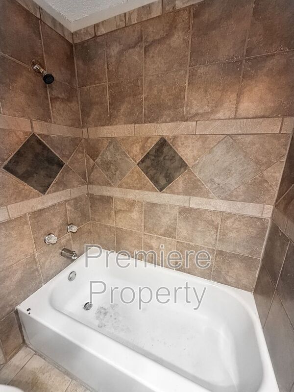 Building Photo - 1027 E Stone St