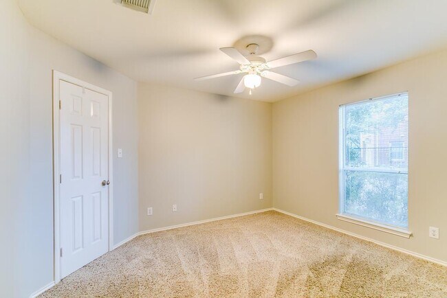 Building Photo - 914 W Heights Hollow Ln