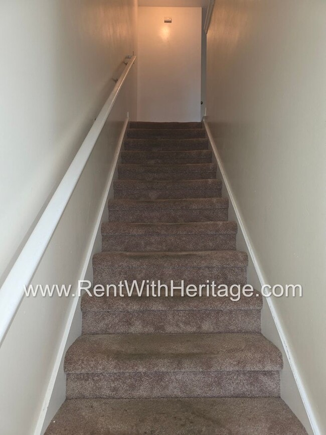Building Photo - Fantastic 4bd/2.5ba Townhome/ Swim Tennis/ Great Location