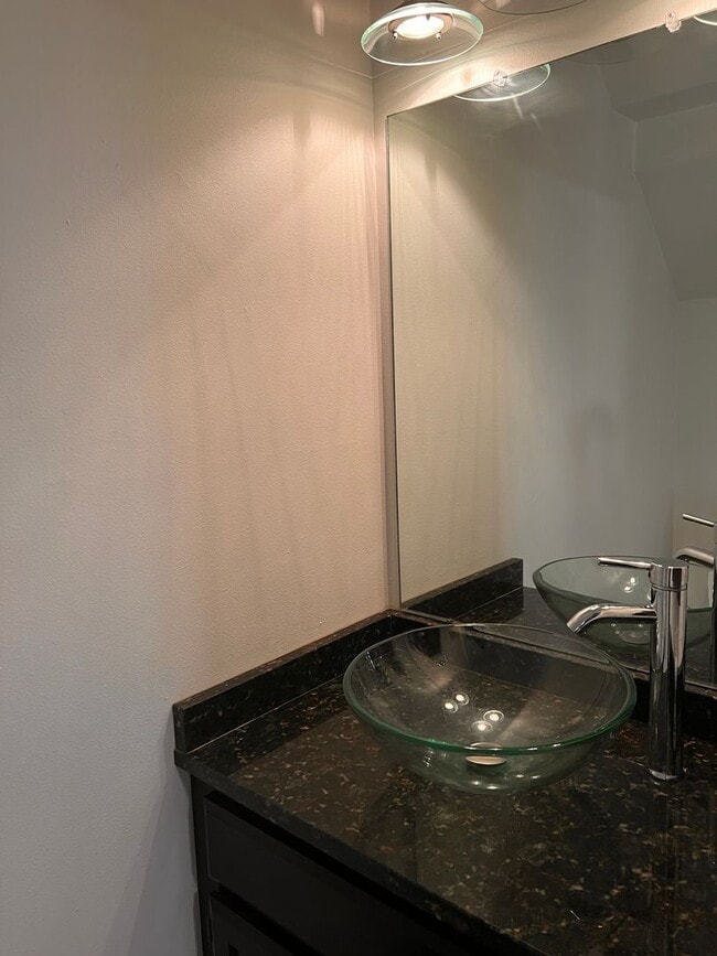 Building Photo - This well-maintained 2-bedroom, 1.5-bath home in Russellville, AR