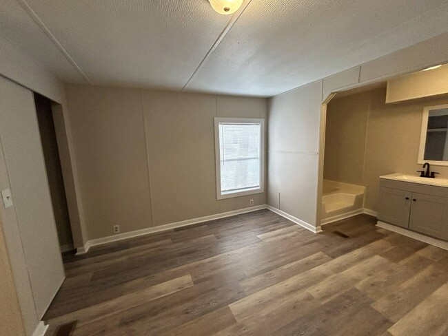 Building Photo - 97 White Oak Village