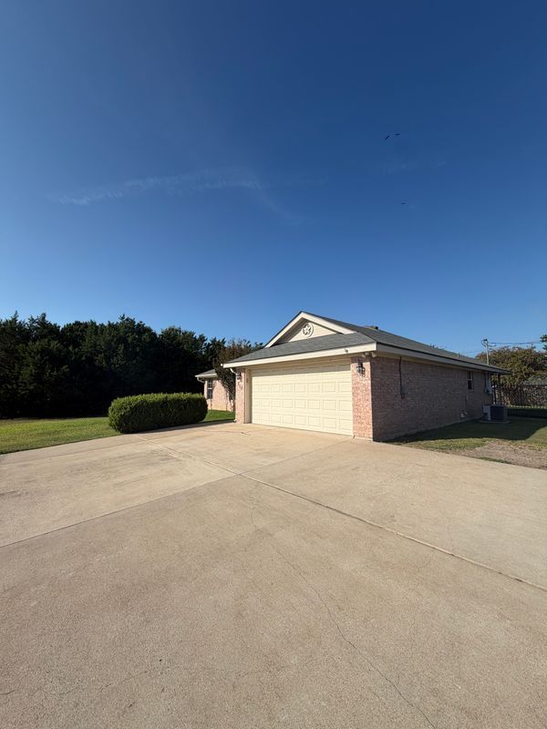 Building Photo - 715 Lakeview Dr