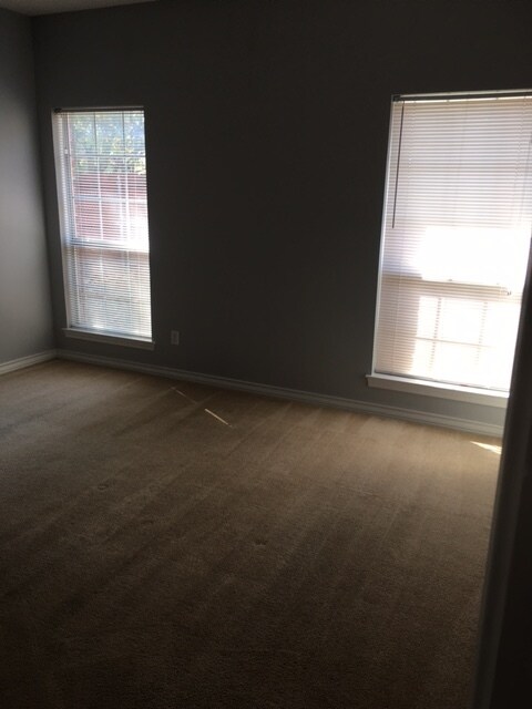Building Photo - 626 Maplewood Dr
