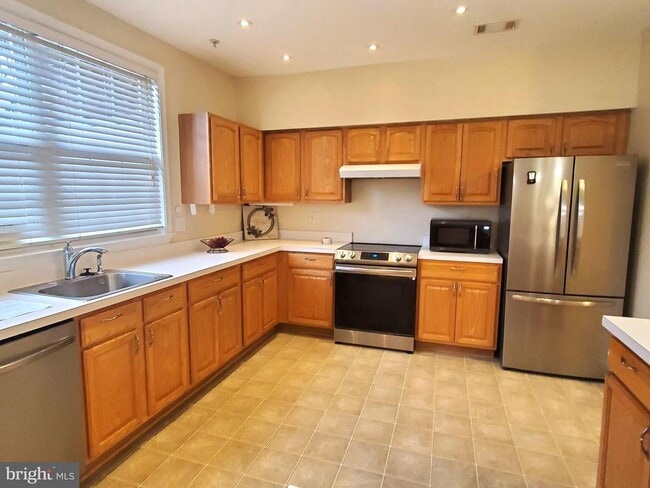 Building Photo - 2433 Wentworth Dr