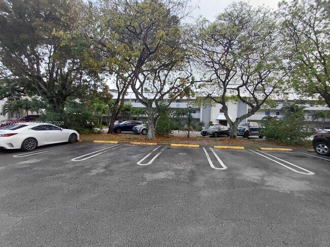 Building Photo - 2980 Riverside Dr