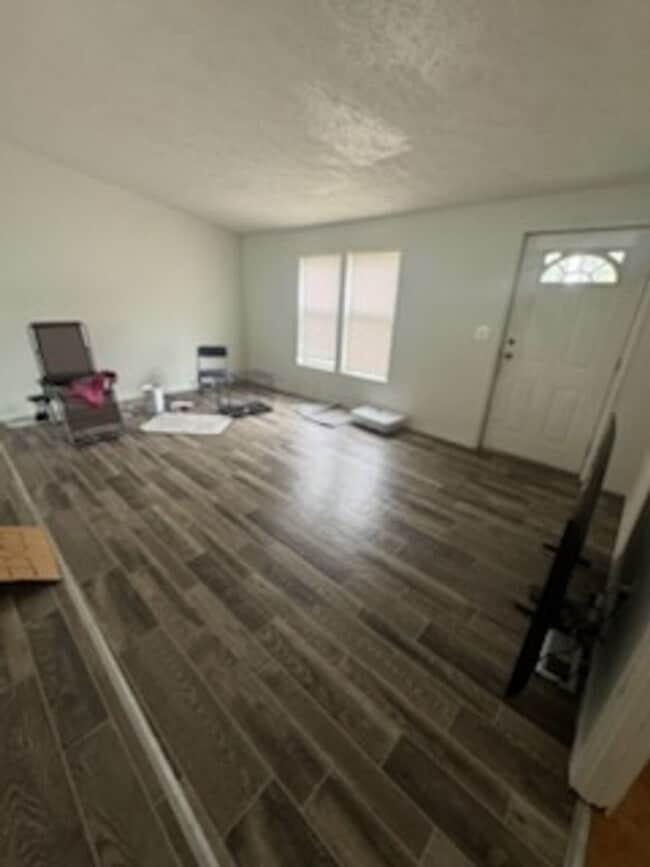 Building Photo - 635 E Harding Ave
