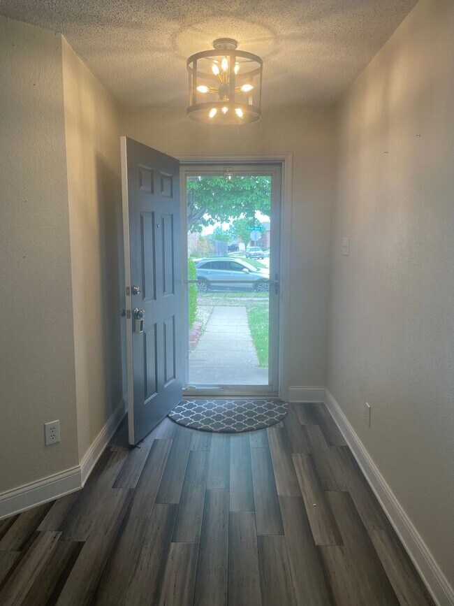Building Photo - Charming 3BD/2BA with fireplace