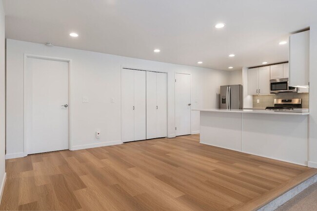 Building Photo - A Spacious Home in the Prestigious Sahalee...