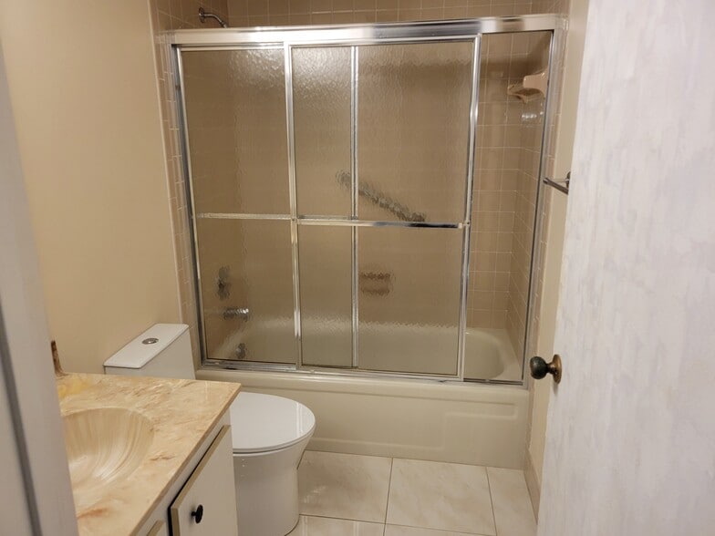 Building Photo - 6675 S Oriole Blvd