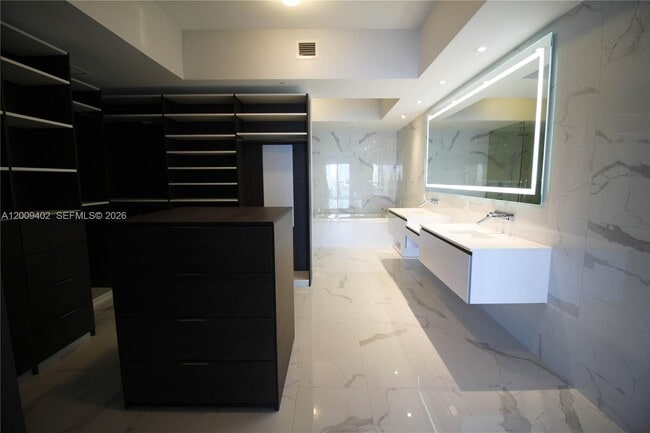 Building Photo - 5000 Island Estates Dr