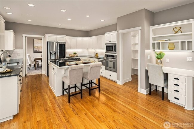 Building Photo - Beautiful Bellevue home with a View!