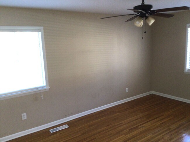 Building Photo - Pleasant Valley house for rent wlr