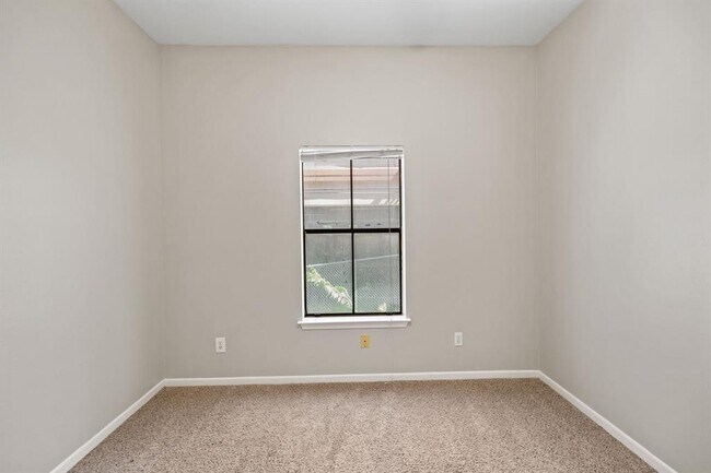 Building Photo - 712 Graham Pl
