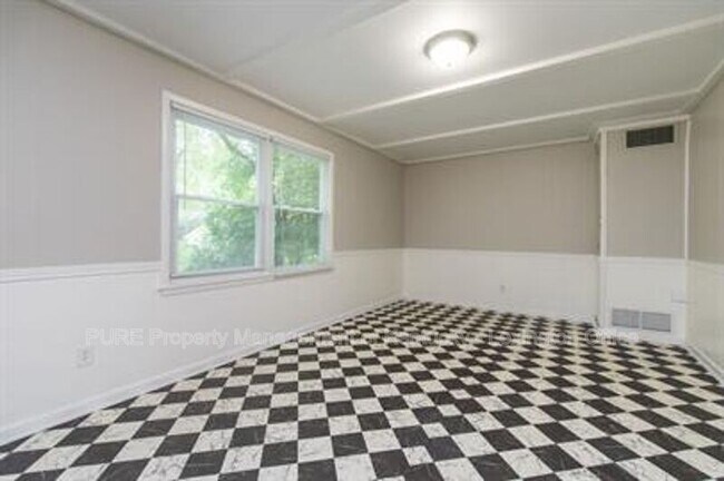 Building Photo - 206 Floral Park