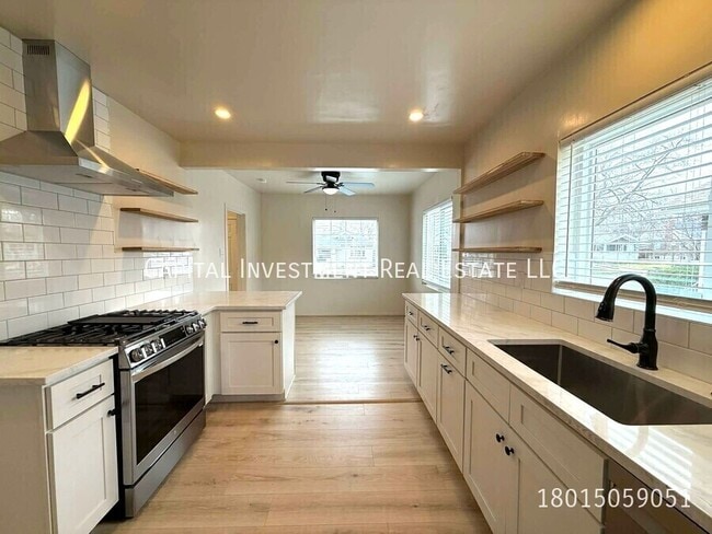 Building Photo - 1452 Hollywood Ave