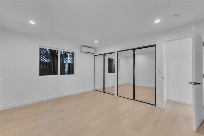 Building Photo - 6915 Encino Ave