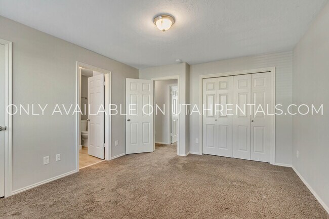 Building Photo - 1731 W Garden Dr