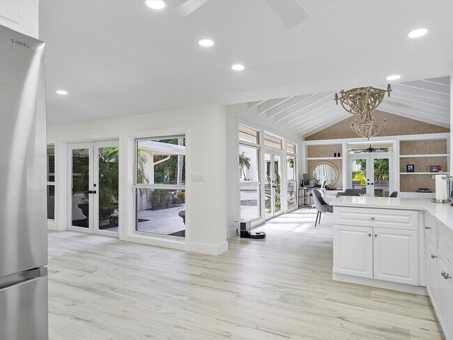 Building Photo - 411 Poinciana Dr