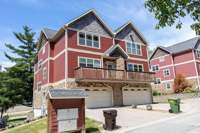 Building Photo - $2,400 | 3 Bedroom, 3.5 Bathroom Multi Flo...