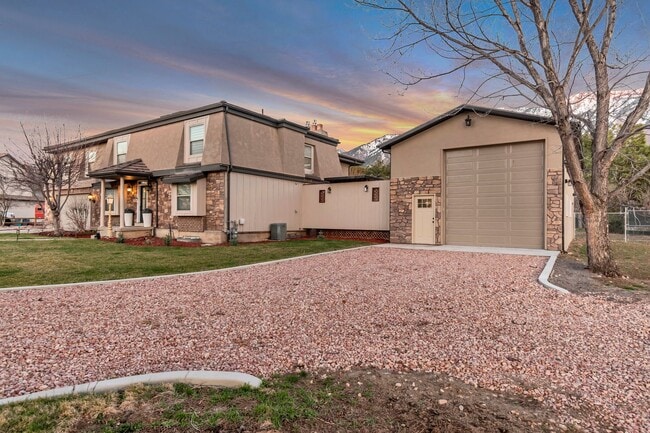 Building Photo - Beautiful 5-Bedroom Home in Sandy!
