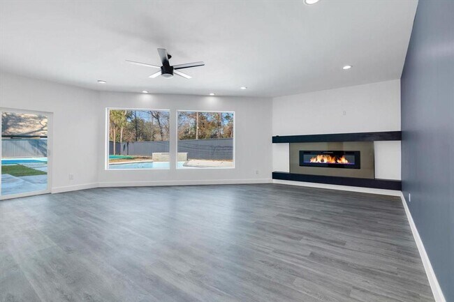 Building Photo - 12564 Memorial Dr