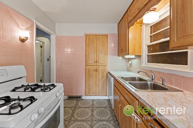 Building Photo - Clean and cute 3 bedroom house near shopping, restaurants, and easy highway access!