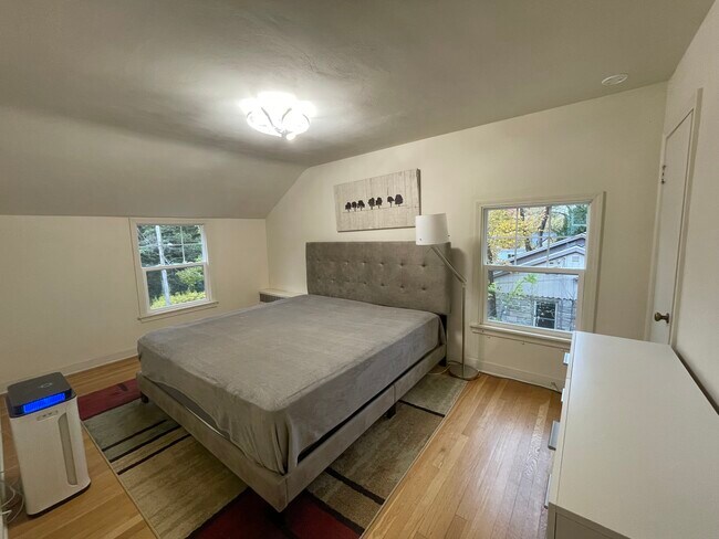 Building Photo - 206 Eastwood Ave