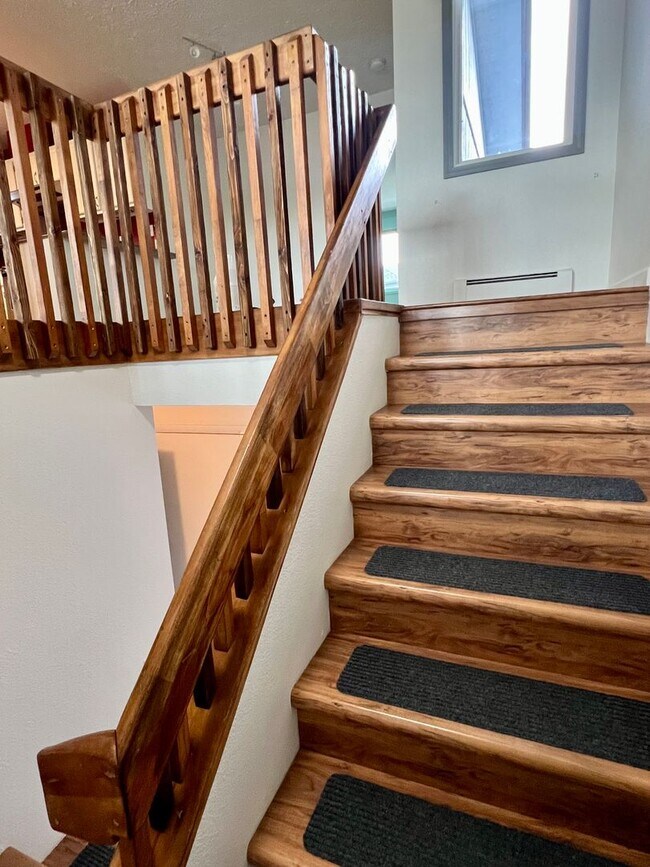 Building Photo - High speed internet included - 3 bedroom townhouse